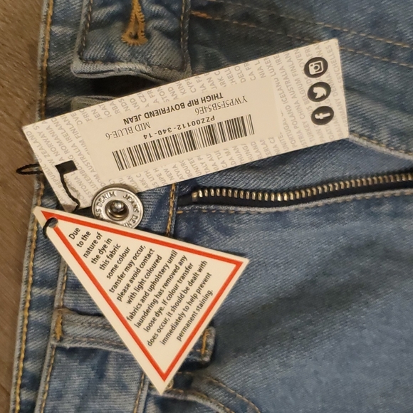 Boohoo Petite Thigh Rip Boyfriend Jeans - Picture 2 of 2